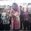 Peresmian Pasar Galuh Luragung ditandai gunting pita oleh Bupati Kuningan, Hj Utje CH Suganda